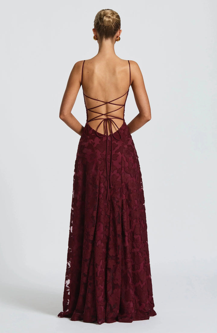 Chique avondjurk met bloemenprint, A-lijn pasvorm en elegante open rug. Ideaal voor gala's.