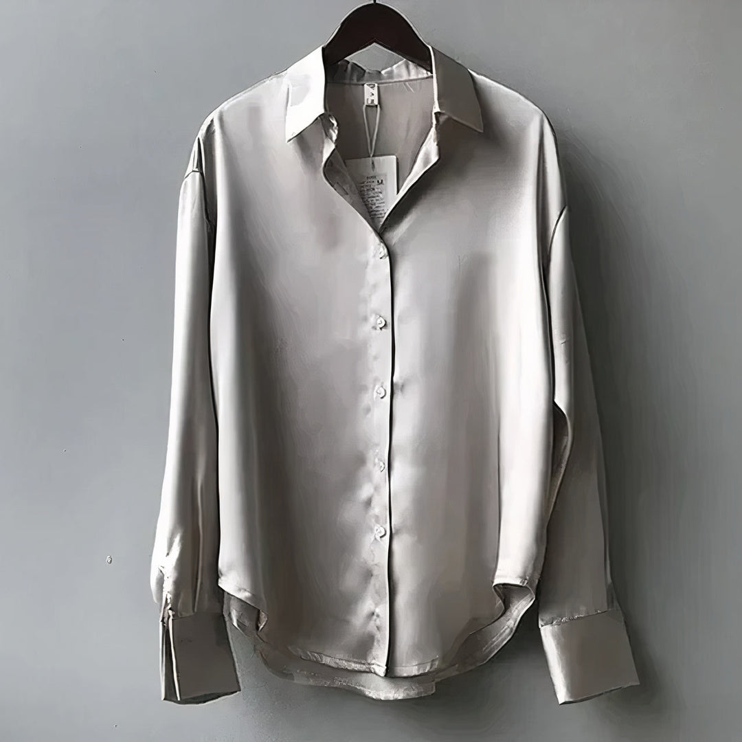 "Elegante Anja satijnen blouse, soepel vallend, accentueert lichaam, verkrijgbaar in diverse kleuren en maten."