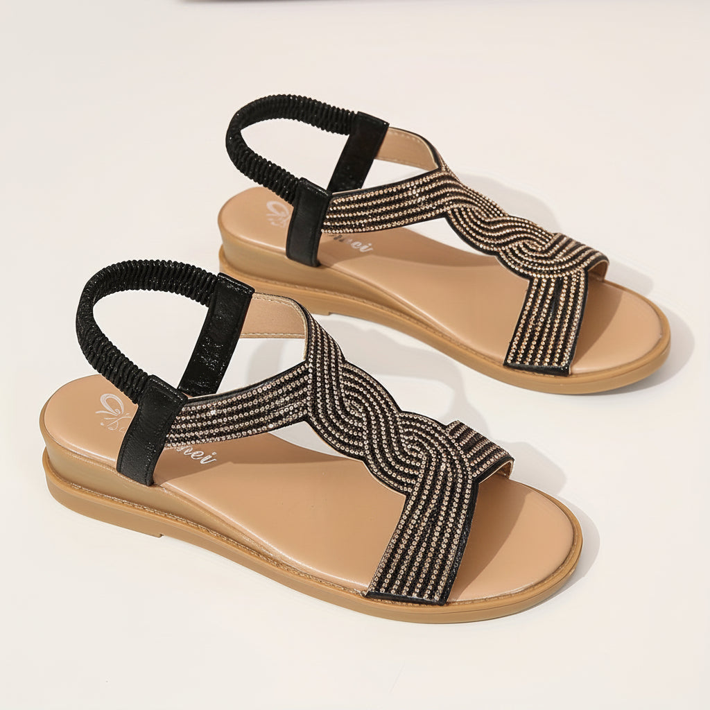 Comfortabele zwarte Ibiza-stijl orthopedische sandalen voor dames. Platte zomersandalen met optimale voetondersteuning.