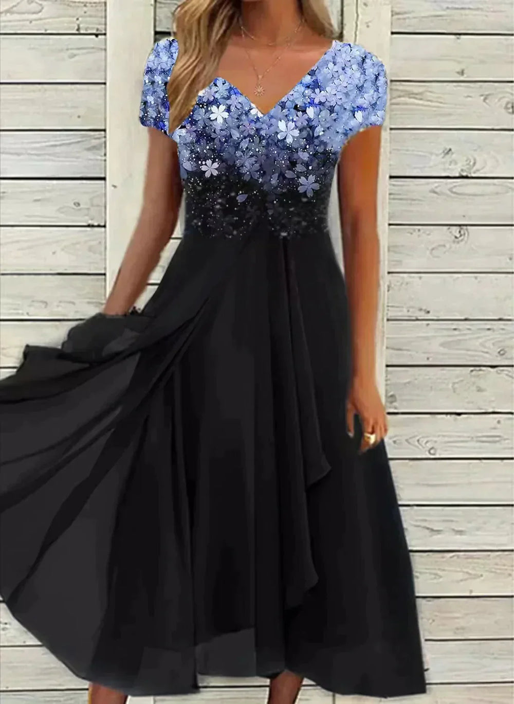 "Elegante avondjurk met bloemenpatroon, V-hals, korte mouwen en zwierige rok in zwart, blauw, goud voor gala's."