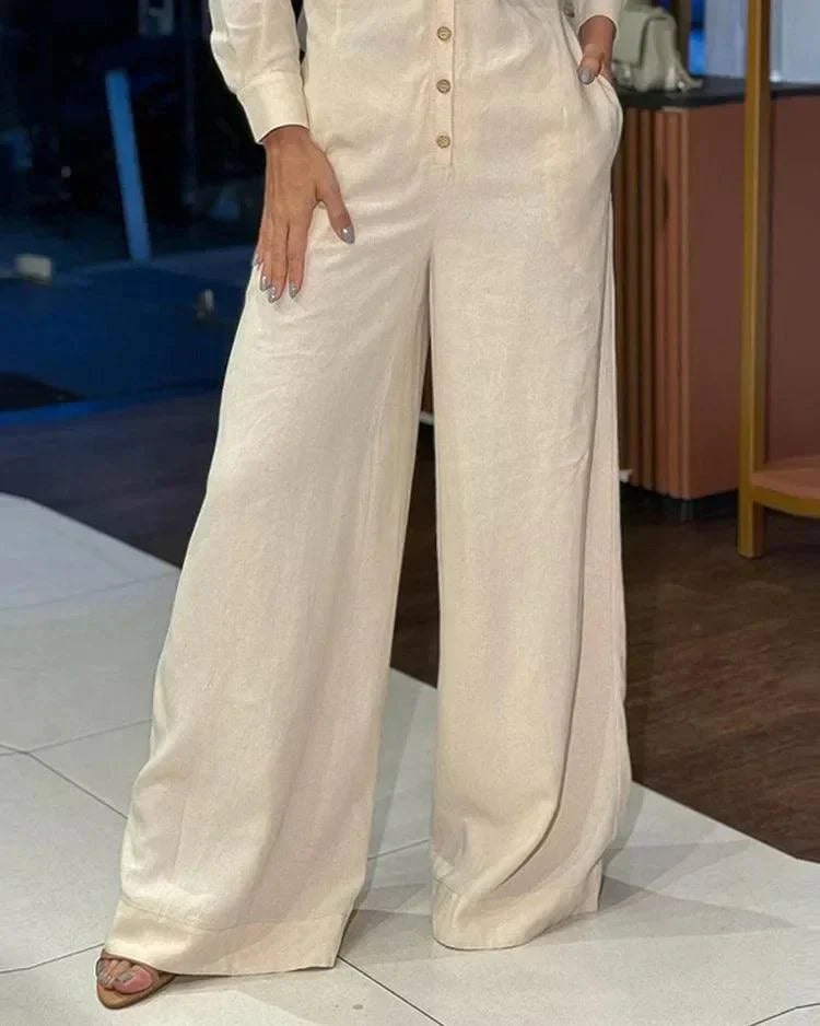 Moderne oranje dames jumpsuit met knopen, lange mouwen en wijde pijpen voor een chique herfstlook.