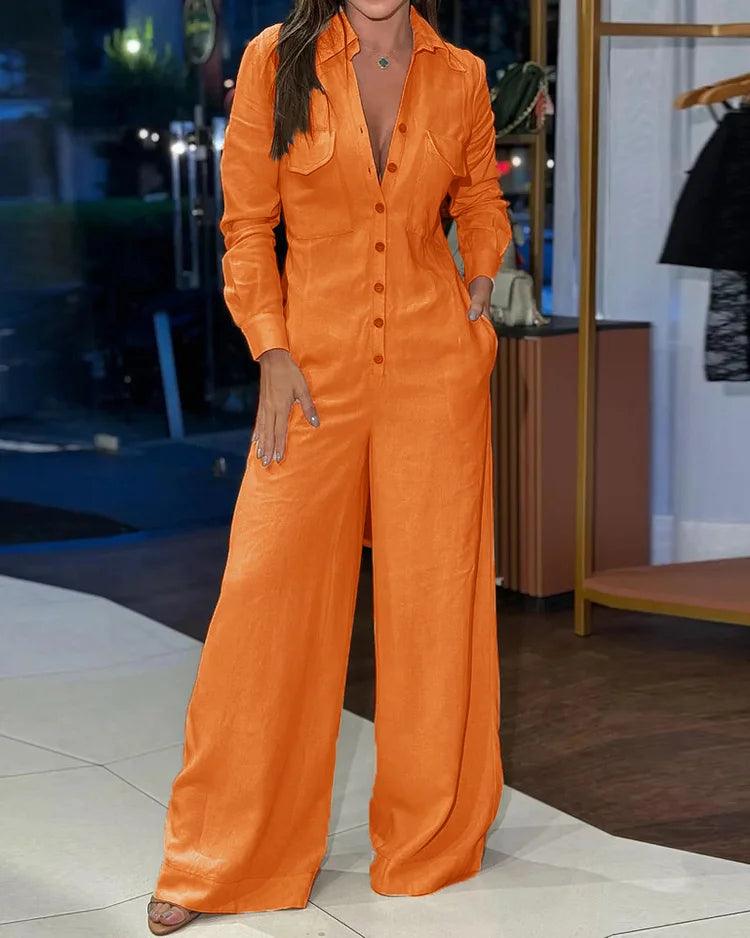 Elegante dames jumpsuit beige met lange mouwen en wijde pijpen, ideaal voor een stijlvolle outfit.