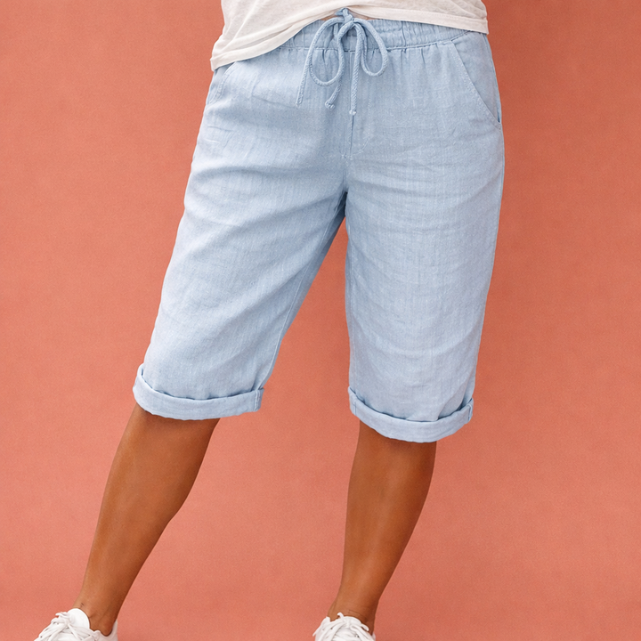 Stijlvolle blauwe dames shorts met comfortabele pasvorm. Perfect voor een frisse, zomerse look.