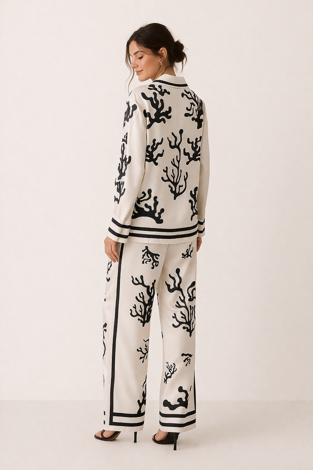 Close-up van comfortabele damesblouse met pioenroos print, onderdeel van een casual chic lentemode set.