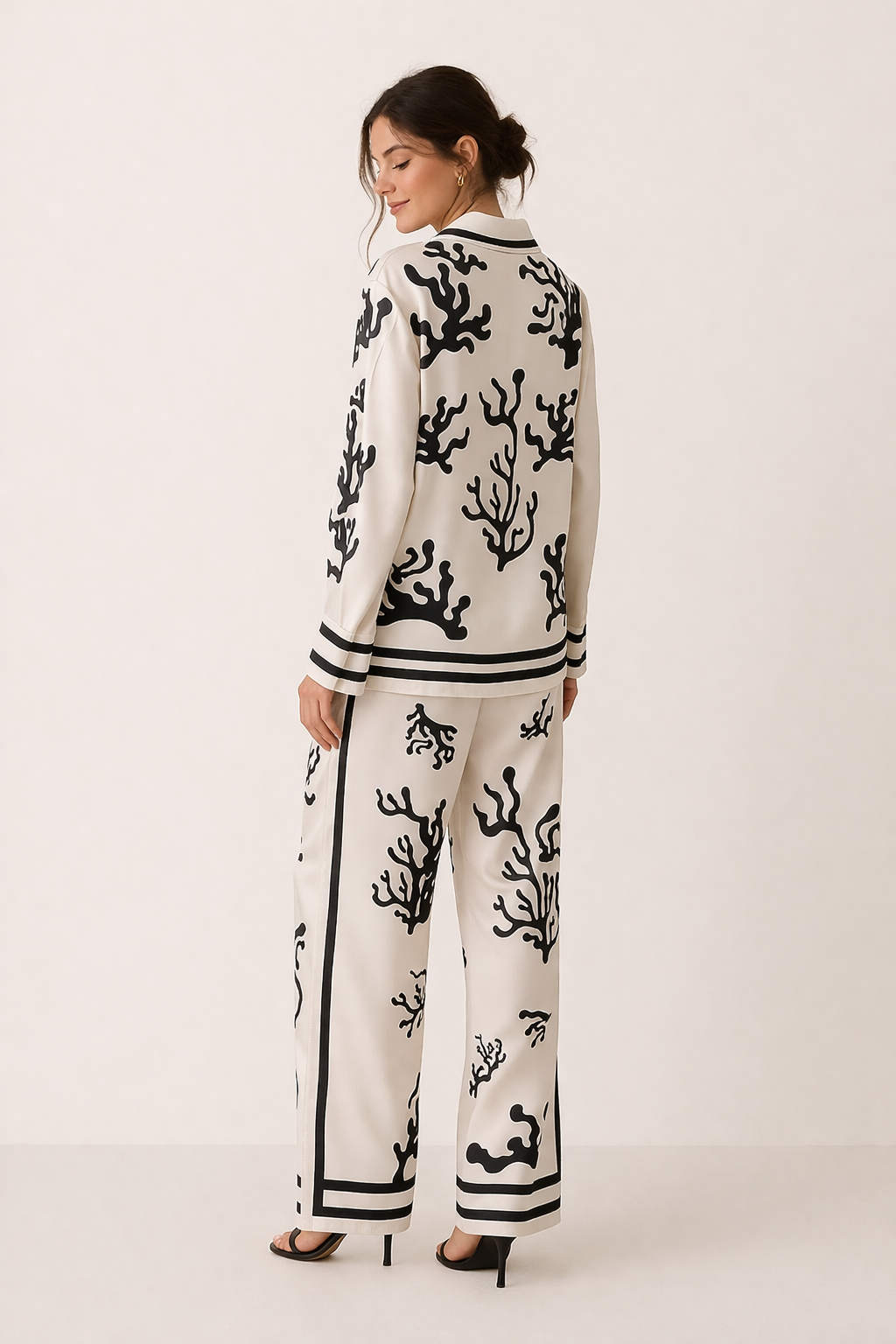 Close-up van comfortabele damesblouse met pioenroos print, onderdeel van een casual chic lentemode set.