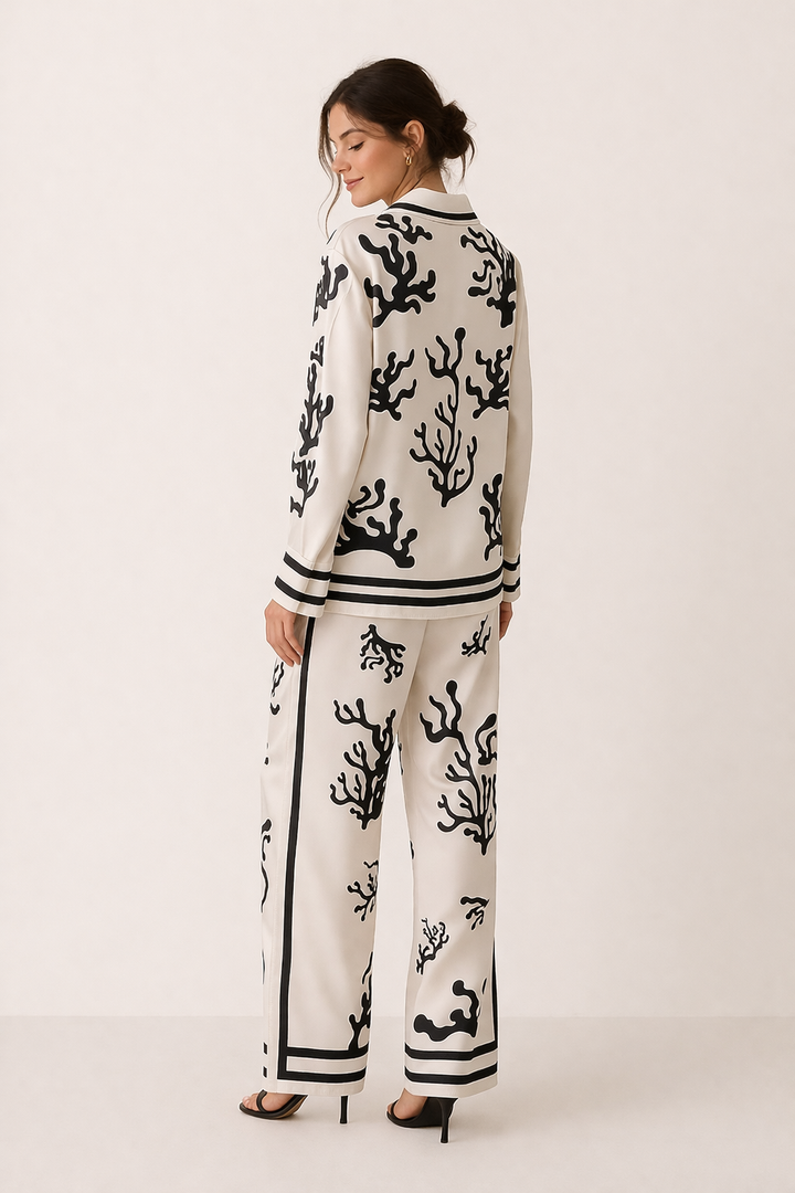 Close-up van comfortabele damesblouse met pioenroos print, onderdeel van een casual chic lentemode set.
