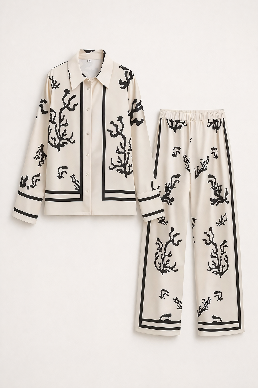 Comfortabele wijde broek met pioenroos print, behorend tot een elegante damesset, ideaal voor de zomer.