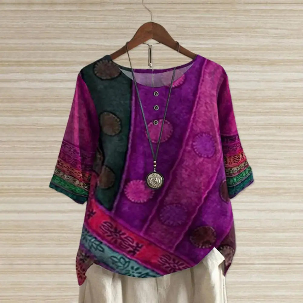 "Elegante blauwe ronde hals dames top, driekwart mouwen, luxe stof, perfect voor casual en formele gelegenheden."