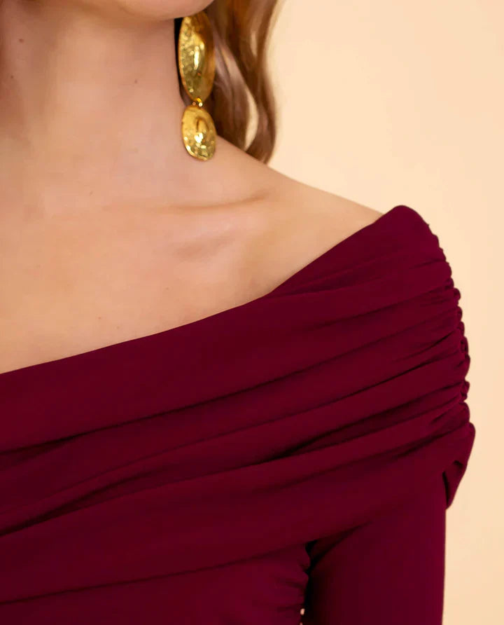 Modieuze dames one-shoulder jumpsuit in diep bordeauxrood, comfortabel en chic voor elk elegant evenement.