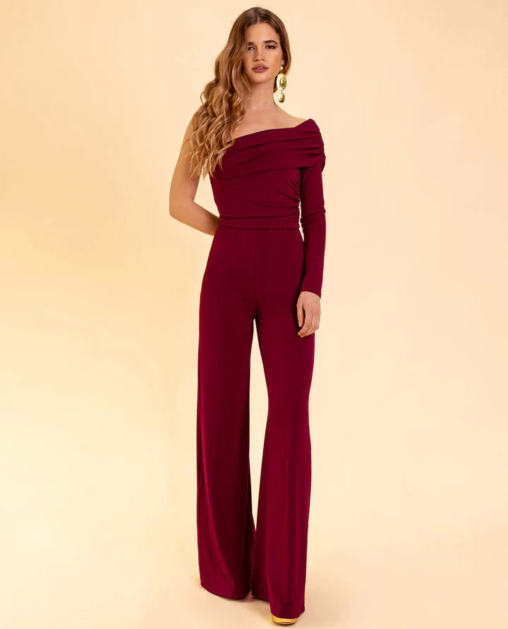 Elegante dames jumpsuit met één schouder, bordeauxrood, flatterend en stijlvol voor feesten en avonden.