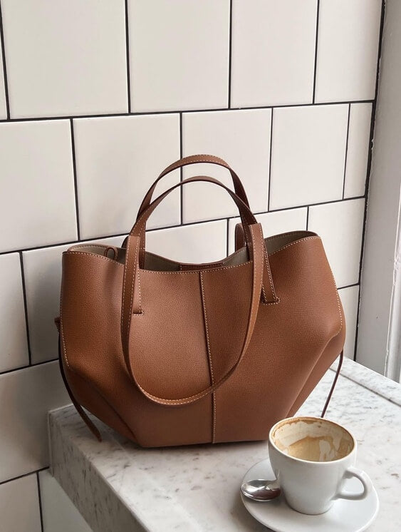 Elegante bruine dames schoudertas, perfect voor dagelijks gebruik en een chique accessoire.