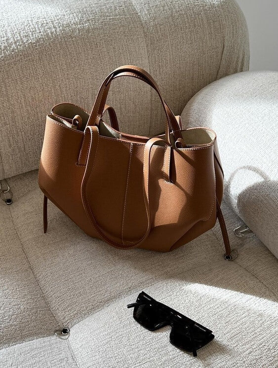Trendy taupe dames schoudertas, elegant en ruim. Perfect als functionele handtas voor dagelijks gebruik.