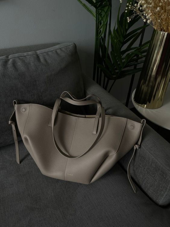 Bruine dames schoudertas voor dagelijks gebruik. Combineert elegantie met functionaliteit voor een stijlvolle look.