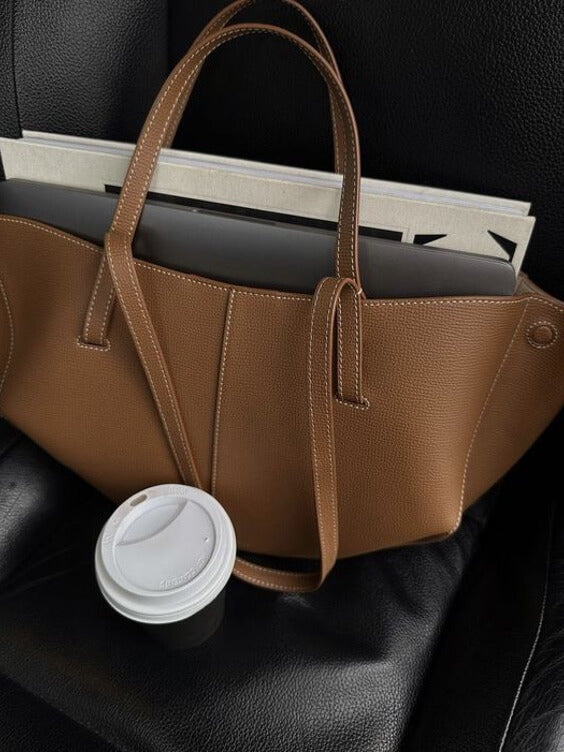 Stijlvolle zwarte dames schoudertas met verstelbare band, functioneel en elegant voor elke outfit.