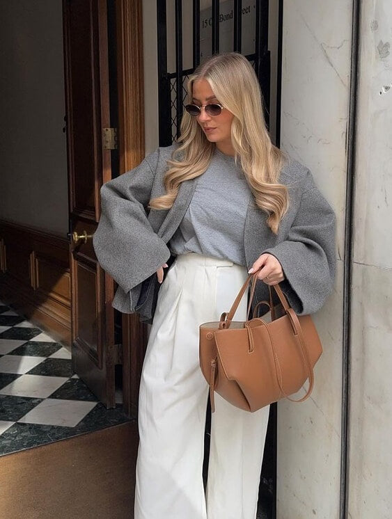 Veelzijdige taupe dames handtas, trendy en functioneel. Perfect als schoudertas voor werk of vrije tijd.