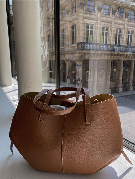 Moderne bruine dames schoudertas, een elegant en functioneel accessoire voor de modebewuste vrouw. Chique look.
