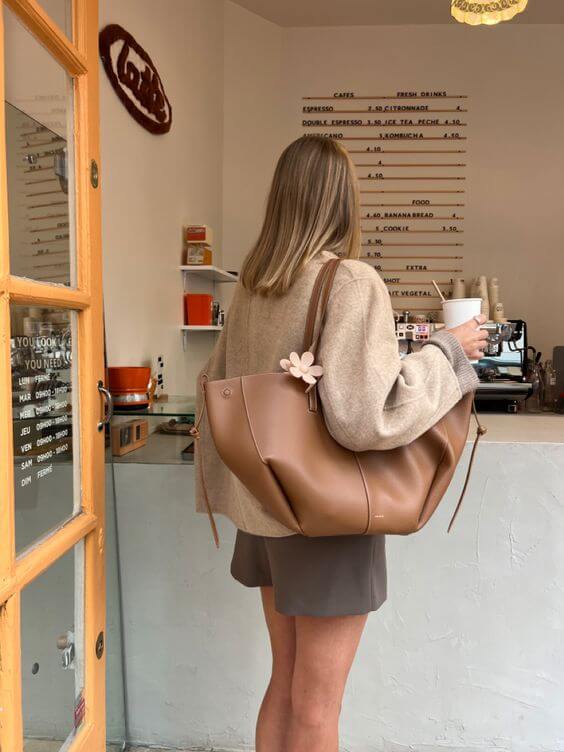 Trendy dames schoudertas in zwart, elegant en praktisch. Jouw veelzijdige handtas voor dagelijks gebruik.