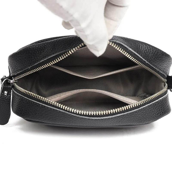 Elegante bruine leren crossbody damestas met verstelbare riem, perfect voor dagelijks gebruik; stijlvol en functioneel design