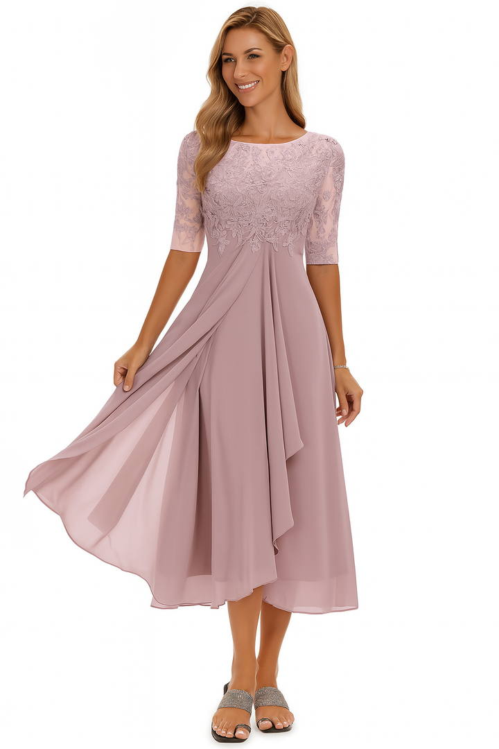 Stijlvolle champagne feestjurk voor dames met zwierige rok en elegant gedecoreerd bovenstuk, een chique galajurk.