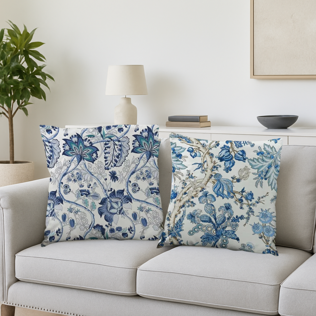 "Elegante CoastalBloom kussenhoes met bloemmotief, past in elk interieur, biedt comfort en bescherming tegen slijtage."