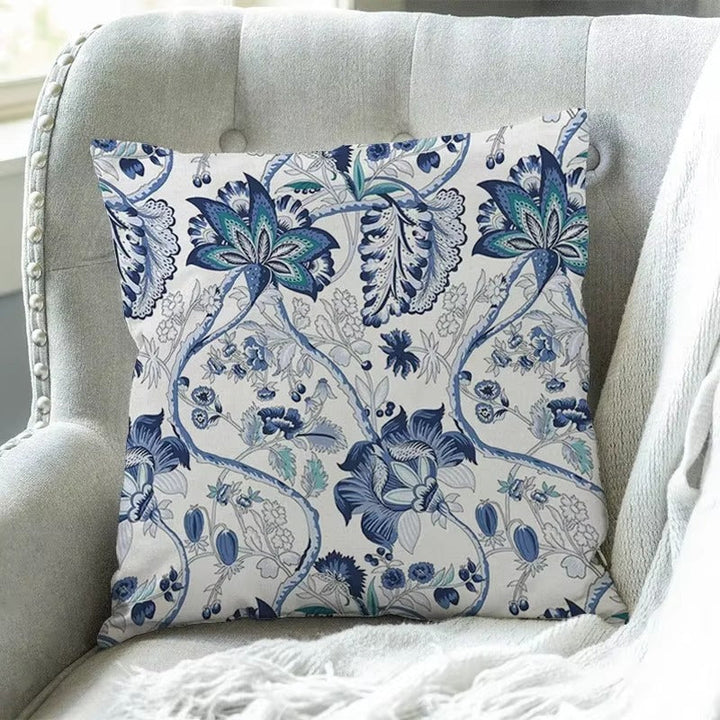 "Elegante CoastalBloom kussenhoes met bloemmotief, past in elk interieur, biedt comfort en bescherming tegen slijtage."