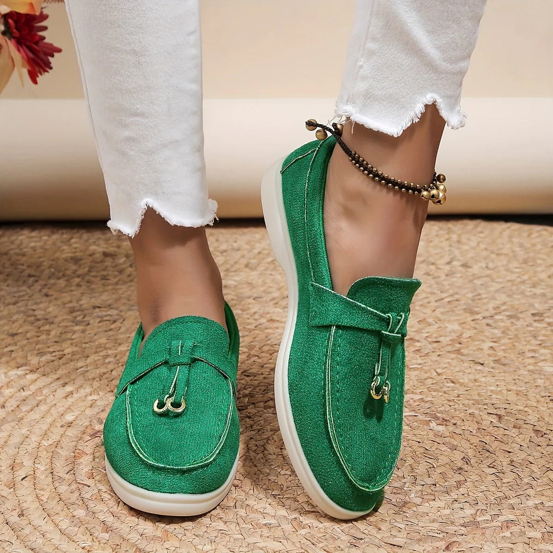 Close-up van de textuur en het design van de Celine loafers.