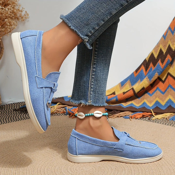 Dames die Celine loafers dragen in verschillende kleuren en outfits.