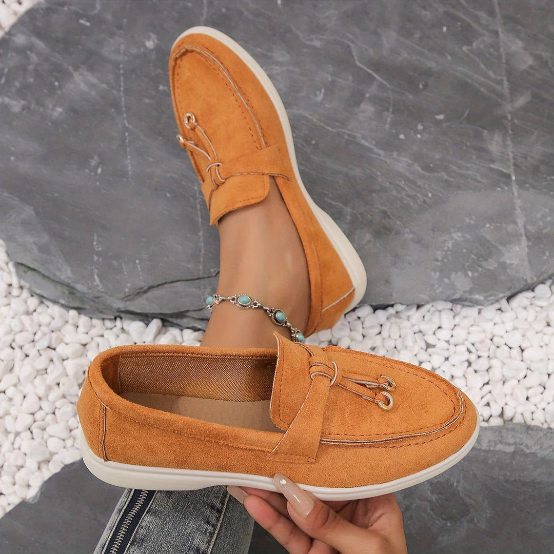 Een overzicht van de beschikbare kleuren van de elegante Celine loafers.