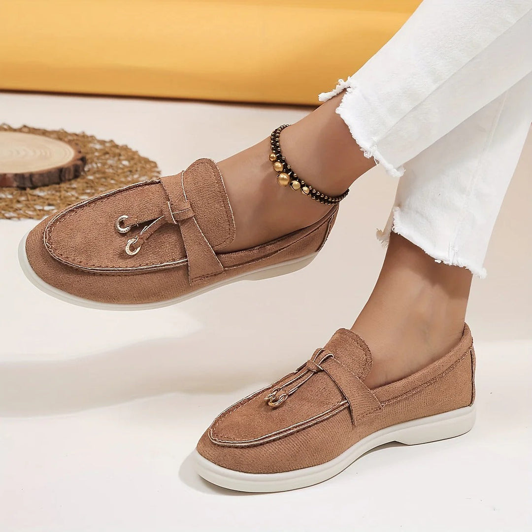 Gedetailleerde opname van Celine loafers in beige, met focus op de elegante afwerking.