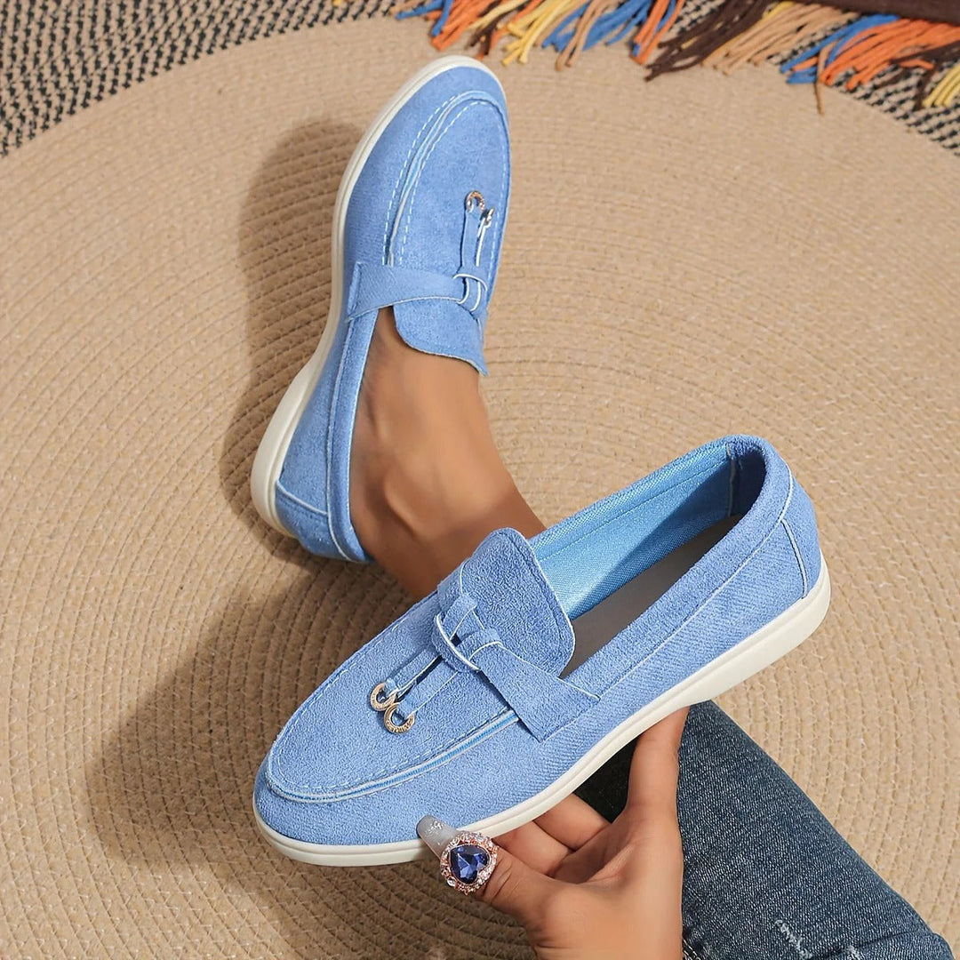 Comfortabele Celine loafers in het geel, die een vleugje kleur toevoegen aan uw outfit.