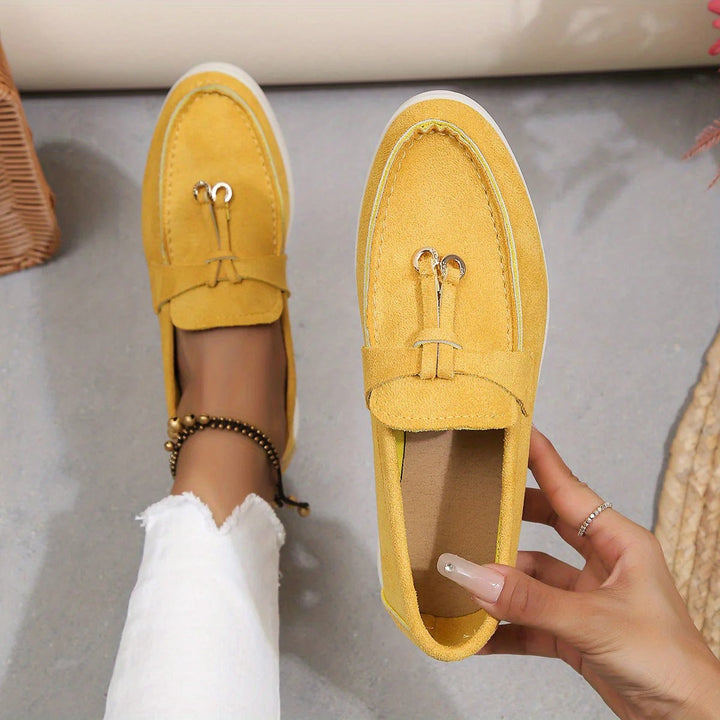 Chique Celine loafers in het groen, perfect te combineren met diverse kledingstijlen.