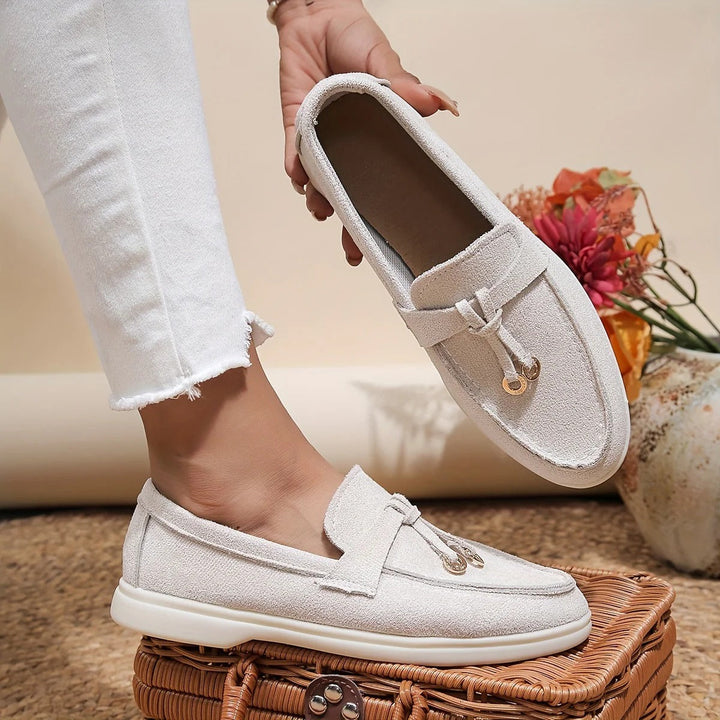 Modieuze Celine loafers in het roze, voor een vrouwelijke en trendy look.