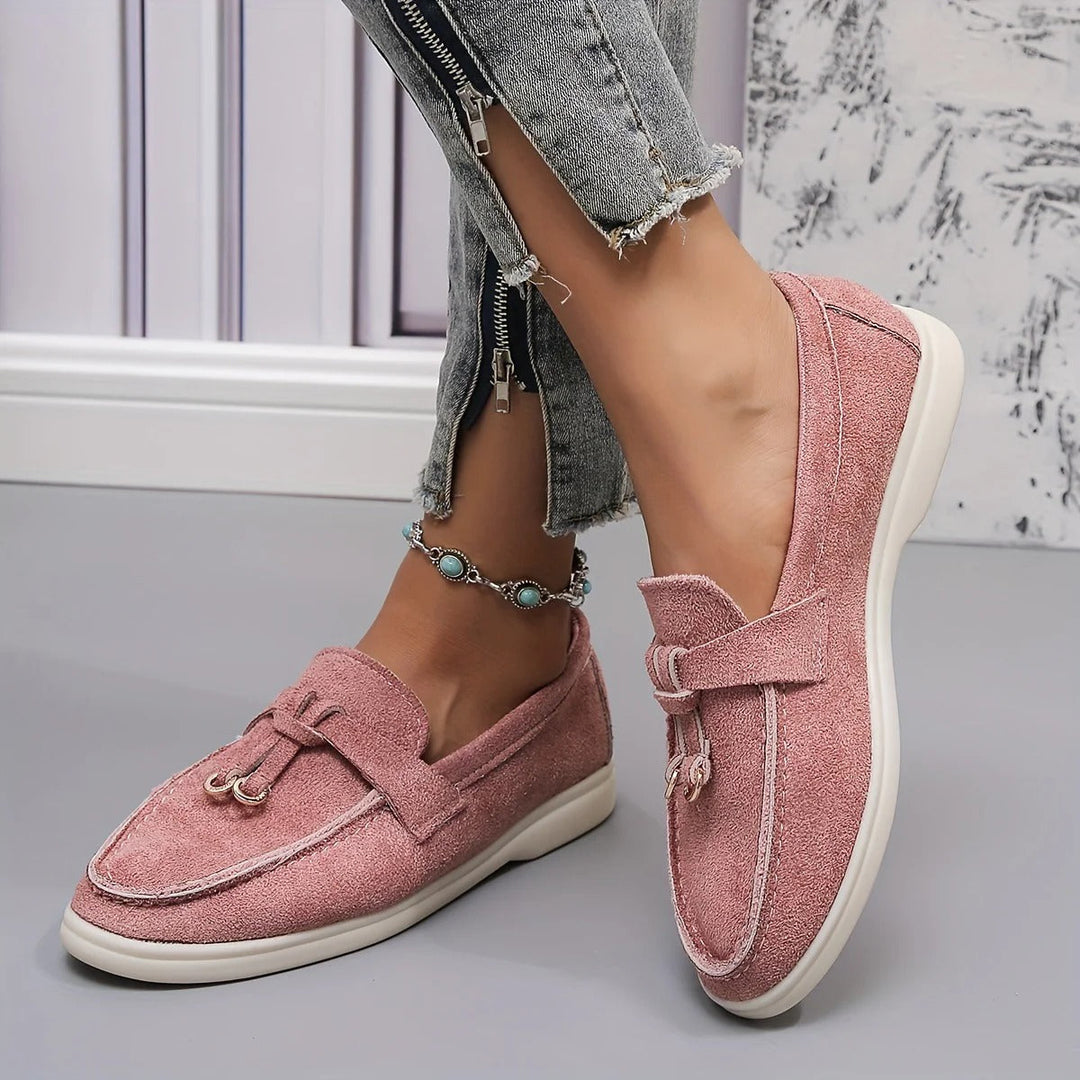 Veelzijdige Celine loafers in het beige, die elegantie en comfort bieden.
