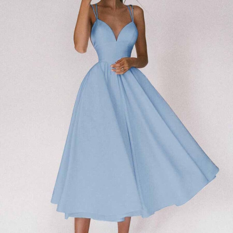 Lange dames avondjurk met stijlvolle V-hals. Deze formele feestjurk is perfect voor galas en evenementen.