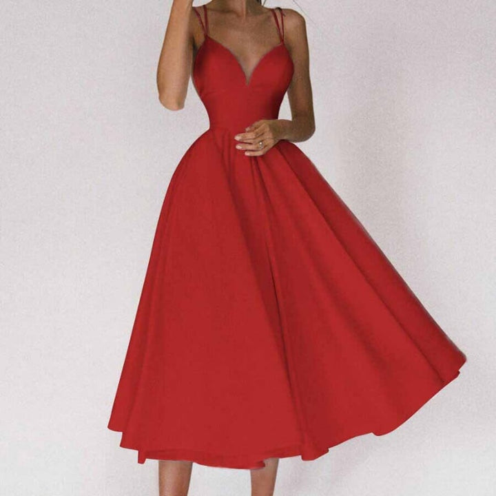 Tijdloze V-hals jurk voor dames, perfect als cocktailjurk of avondjurk. Beschikbaar in grote maten voor comfort.