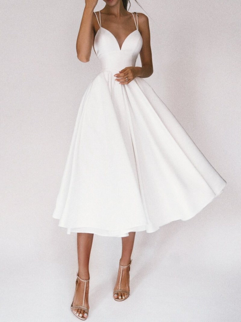 Chique avondjurk met diepe V-hals voor dames. Deze elegante feestjurk is een blikvanger op elke speciale gelegenheid.
