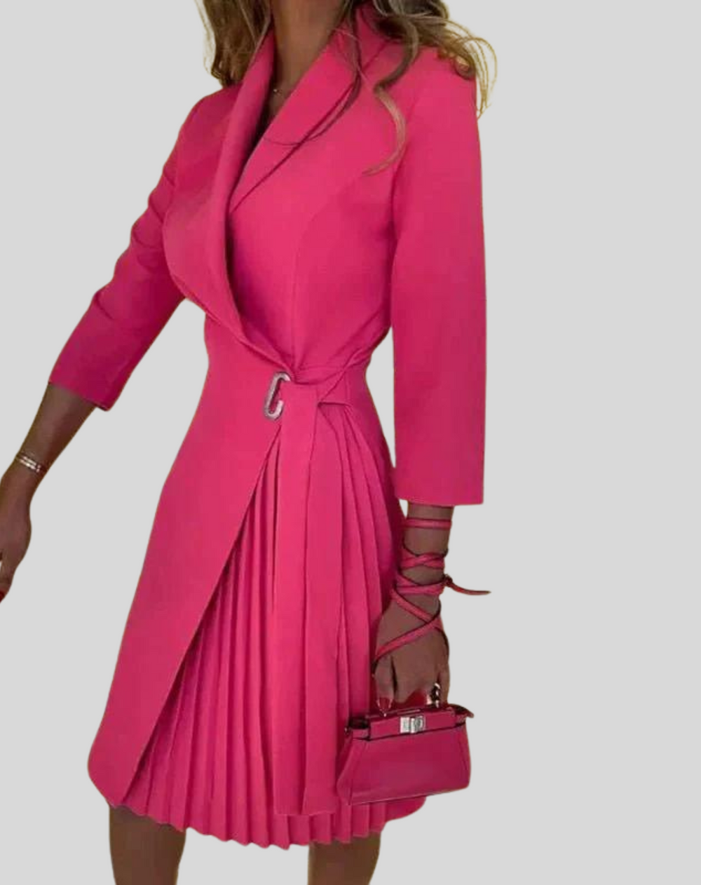 Formele dames plissé blazerjurk met elegante knoopsluiting. Stijlvolle jurk voor feestjes of kantoor.