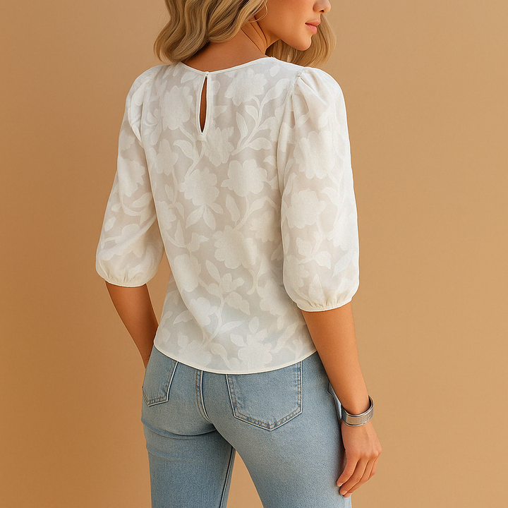 Stijlvolle dames bloementop met flatterende pofmouwen. Chique blouse met bloemenprint voor een vrouwelijke look.