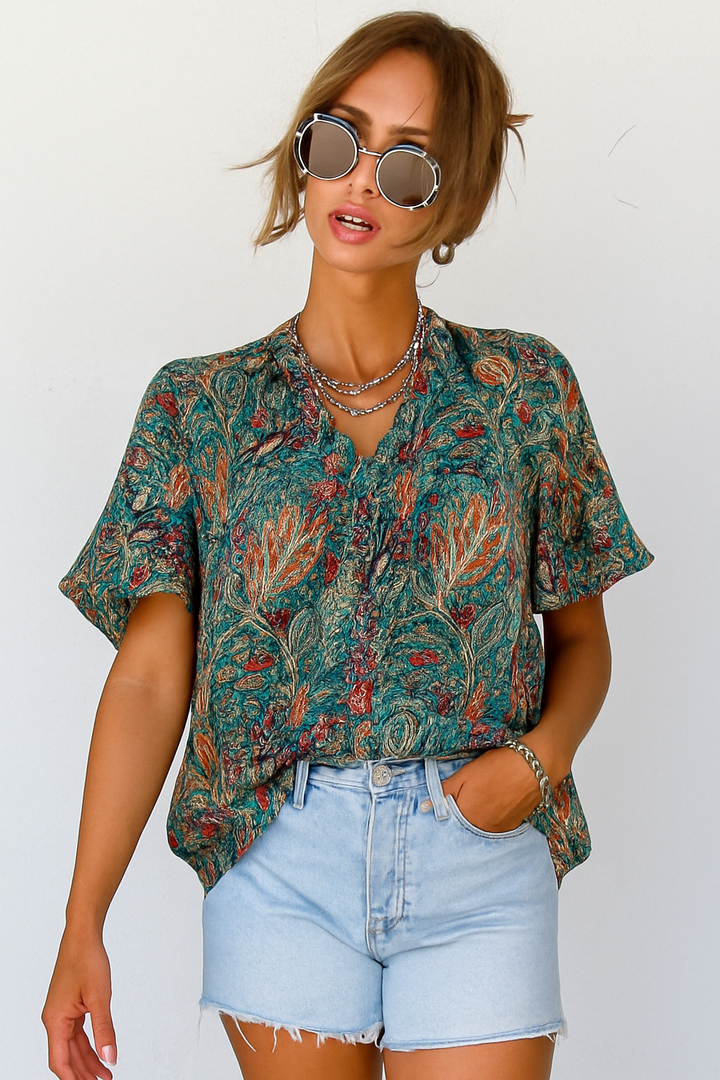 Luchtige dames V-hals blouse met korte plofmouwen en paisley print, ideaal voor zowel casual als chique gelegenheden.