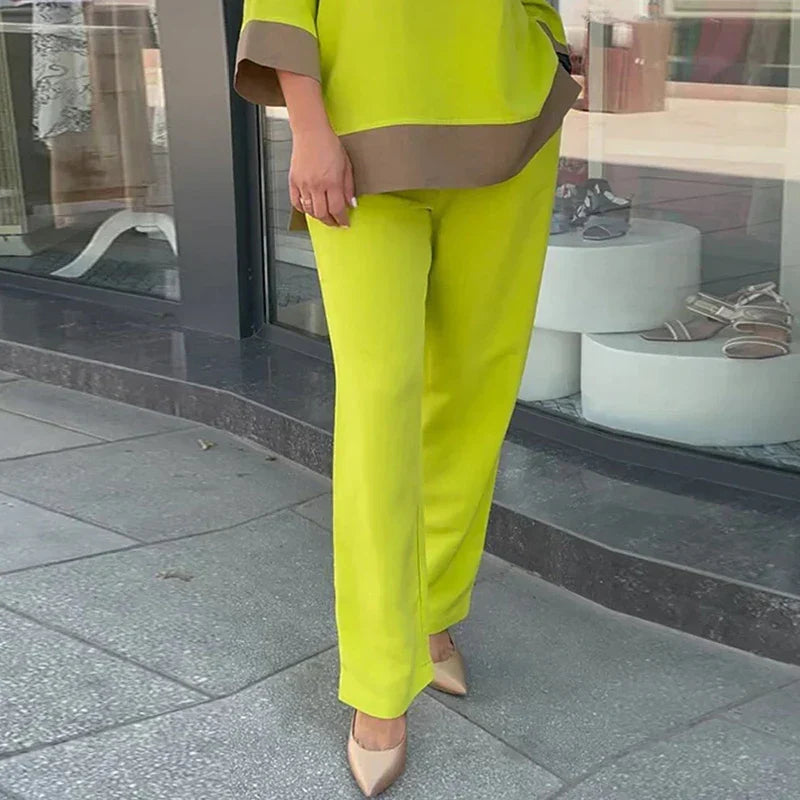Rode modieuze dames co-ord set met rechte broek. Comfortabele en stijlvolle lente/zomer set, casual chique.