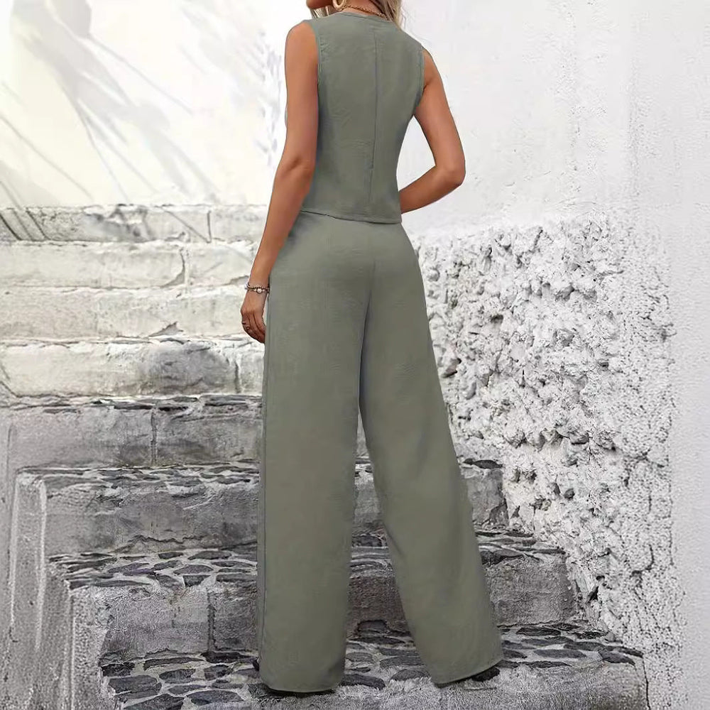 Modieuze tweedelige zomer co-ord set: chique mouwloos gilet en comfortabele pantalon voor dames. Casual chic.