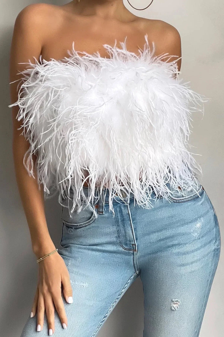 Elegante dames crop top met veren detail, perfect voor feestjes en uitgaan.
