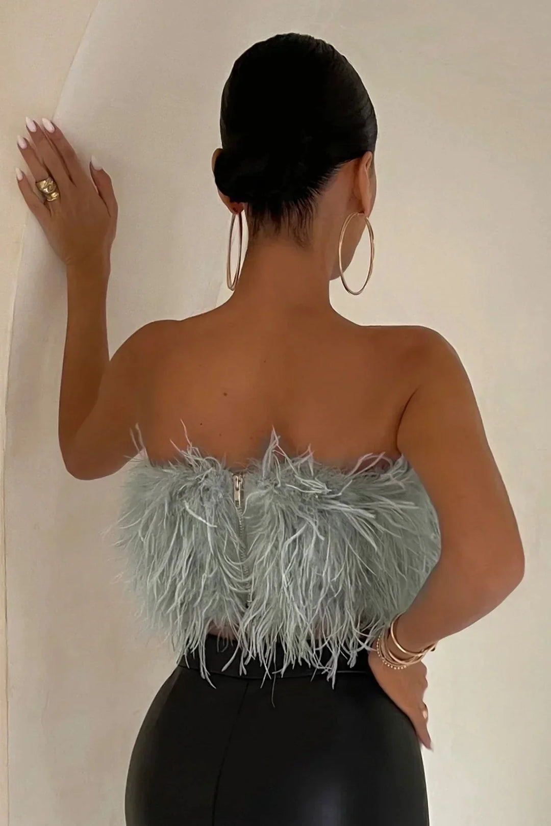 Trendy crop top met veren accent, chique vrouwenkleding voor een stijlvolle zomer.