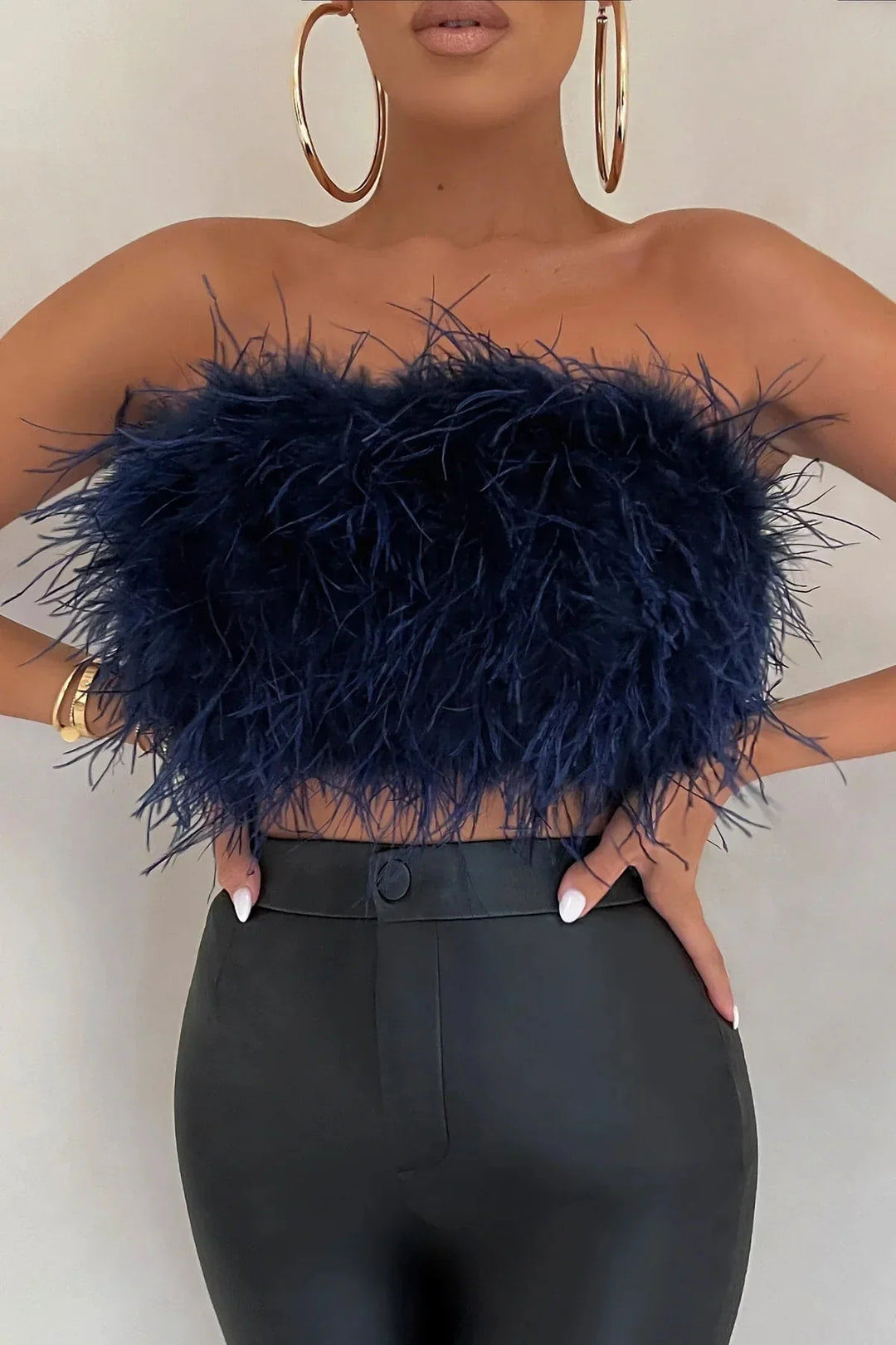 Modieuze mouwloze veren top, elegante keuze voor dames op elk feestje.