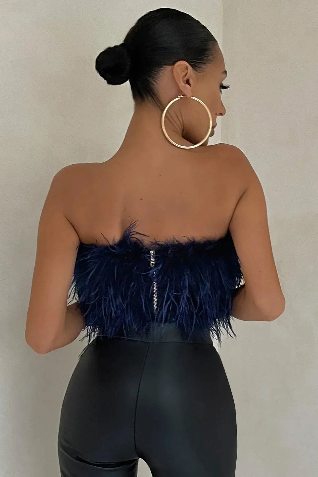 Dames feesttop met trendy veren, perfect voor een stijlvolle en moderne look.