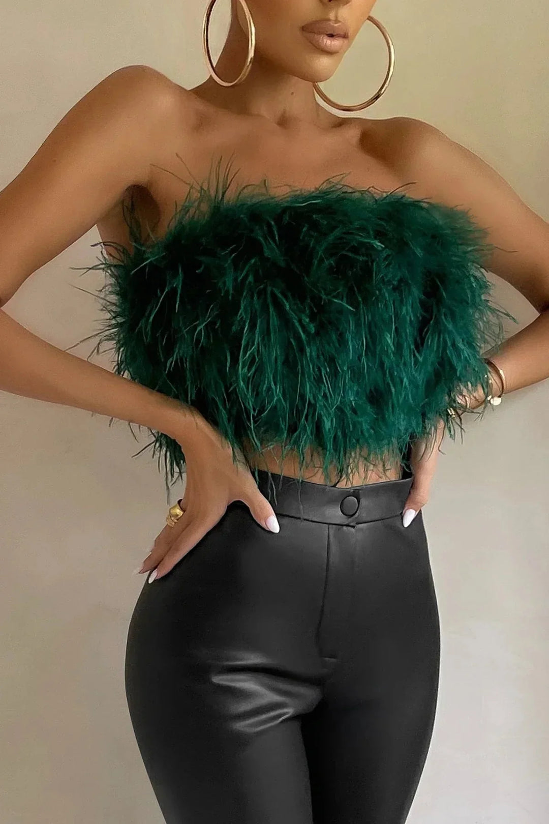 Elegante crop top voor vrouwen met delicate veren, jouw chique uitgaanstop.