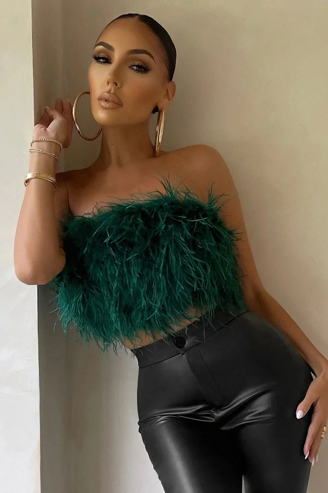 Glamoureuze veren crop top, avondkleding die elegantie en mode combineert.