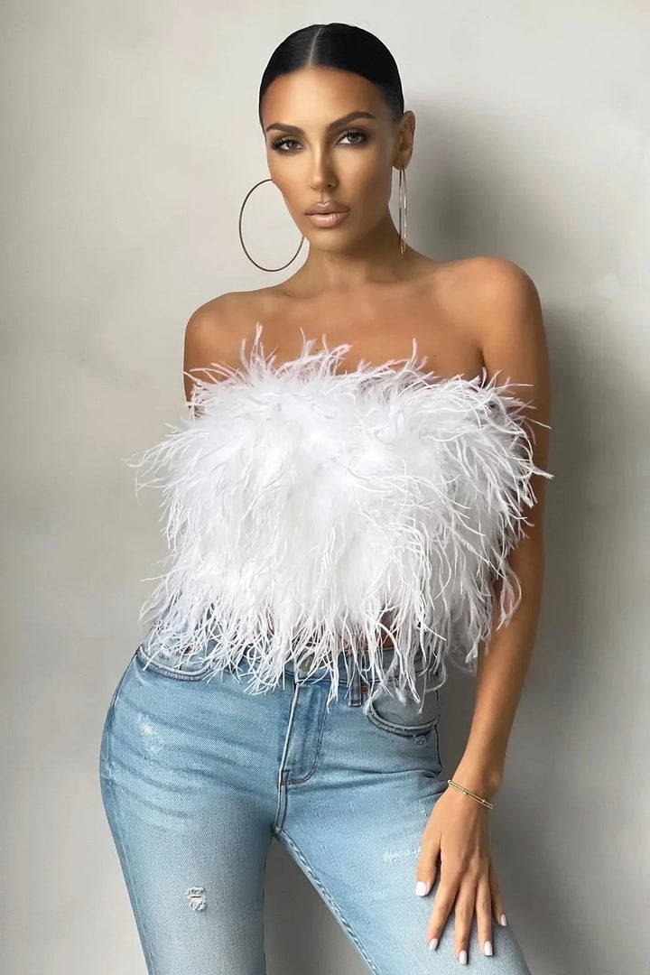 Trendy mouwloze crop top voor dames, chique avondkleding met veren accent.