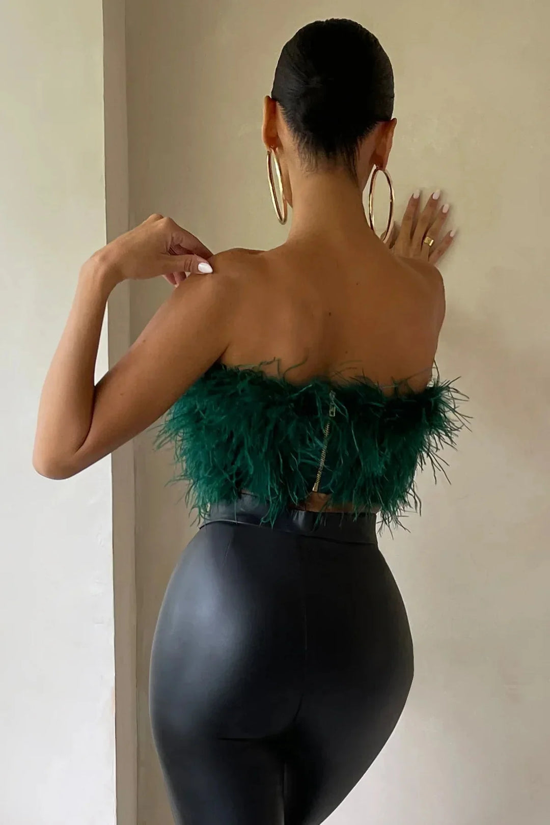 Dames crop top met veren: de perfecte chique toevoeging aan je feestoutfit.