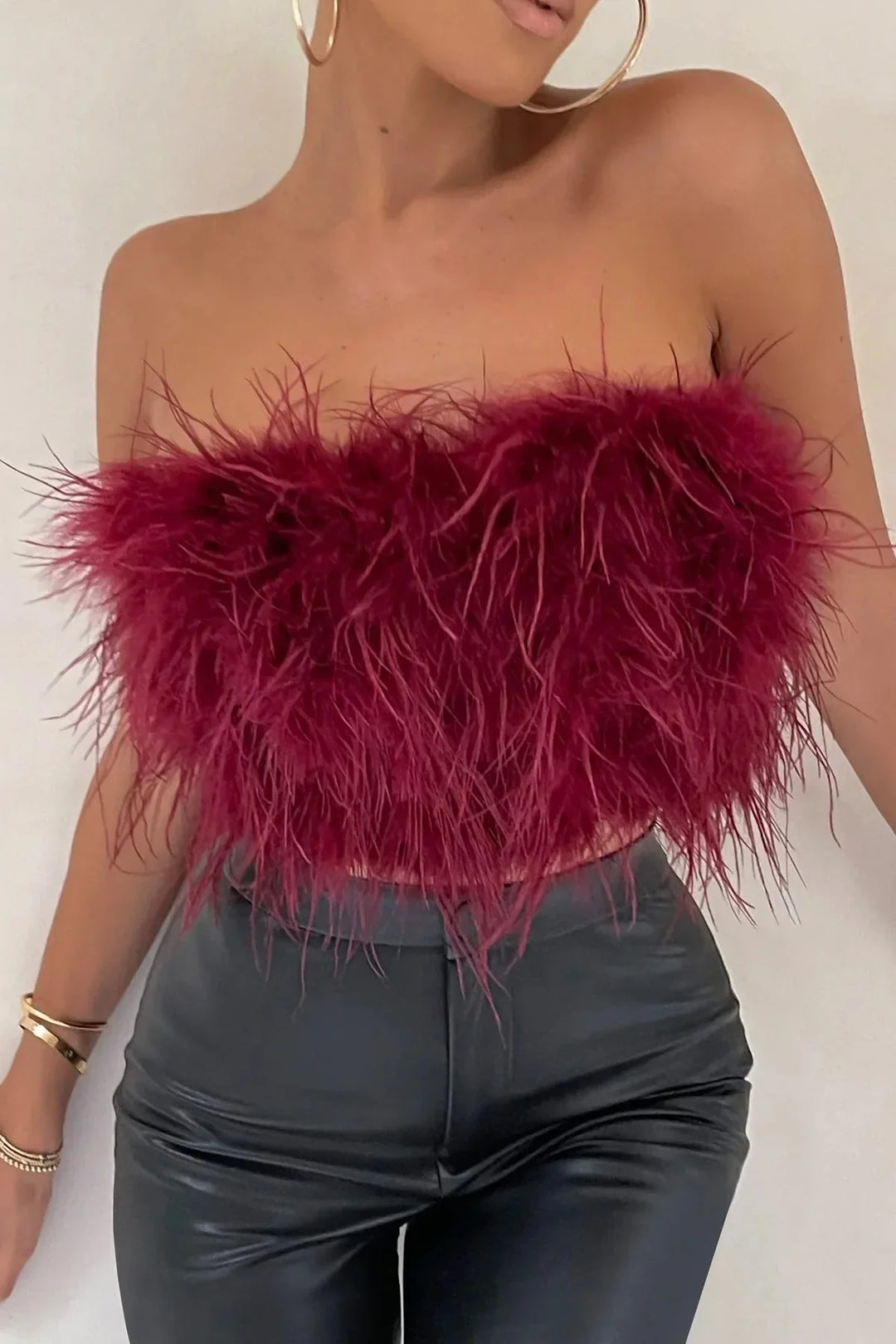 Stijlvolle dames veren top, mouwloos en trendy voor een avondje uit.